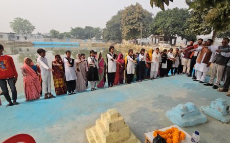 ग्राम सिधुआ के अमृत सरोवर तट पर संविधान के प्रस्तावना की दिलायी गई शपत