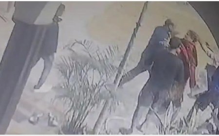 महिला सफाईकर्मी ने ग्राम प्रधान को चप्पल से पीटा वीडियो वायरल