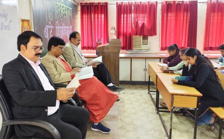 कुलपति ने विद्यार्थियों के साथ पढ़ी किताब