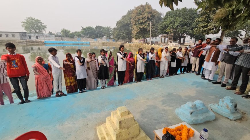 ग्राम सिधुआ के अमृत सरोवर तट पर संविधान के प्रस्तावना की दिलायी गई शपत