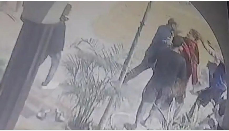 महिला सफाईकर्मी ने ग्राम प्रधान को चप्पल से पीटा वीडियो वायरल