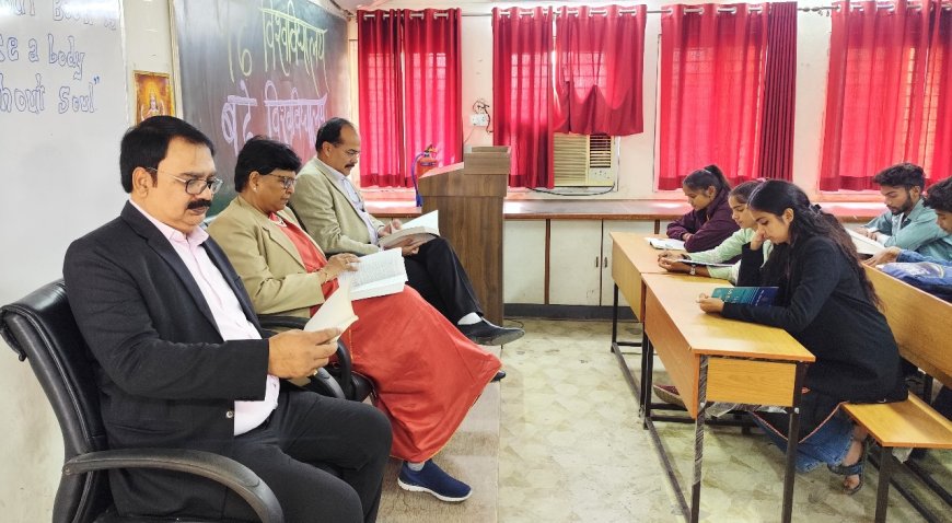 कुलपति ने विद्यार्थियों के साथ पढ़ी किताब