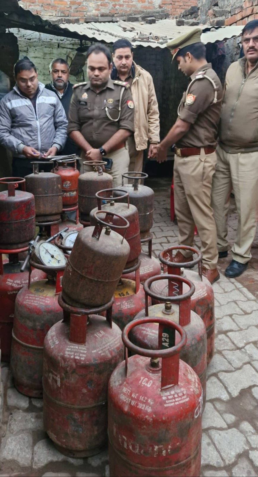 लखनऊ में दुबग्गा गैस रिफिलिग विस्फोट के बाद पुलिस की बड़ी कार्यवाहीं