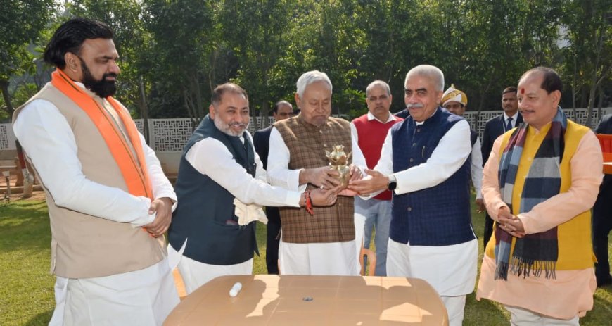 उत्तर प्रदेश के परिवहन मंत्री ने बिहार जाकर महाकुम्भ में आने के लिए दिया निमंत्रण