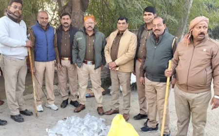 गोरखपुर की आबकारी विभाग की टीम ने अवैध कच्ची शराब के ठिकाने पर दी दबिश