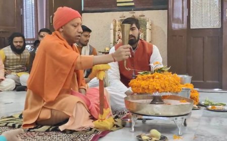 गोरखनाथ मंदिर मे सी एम योगी ने किया रुद्राभिषेक