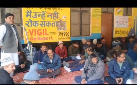 देवरिया में लेखपाल संघ का कार्य बहिष्कार धरने पर बैठे जनपद के लेखपाल