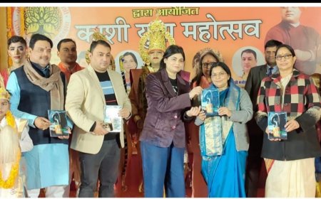 उच्च शिक्षा राज्य मंत्री ने युवा महोत्सव में बी एच यू की छात्रा समीक्षा मिश्रा के किताब "कर्फ्यू " का किया विमोचन