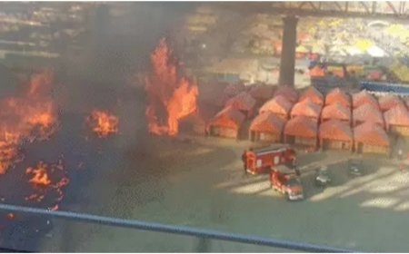 कुंभ नगर ! शास्त्री ब्रिज के नीचे पंडाल में लगी आग जिससे सैंकड़ों फीट ऊपर उठ रहा काला धुआं