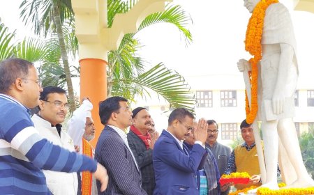 पूर्वांचल विश्वविद्यालय में महात्मा गाँधी की पुण्यतिथि पर किया गया नमन