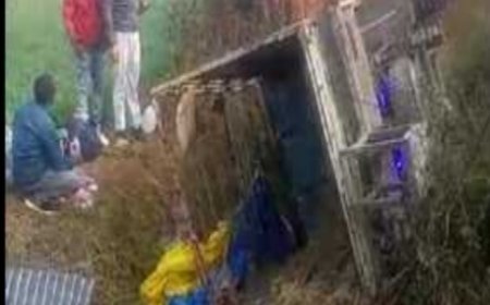 महाकुंभ से स्नान कर लौट रहे श्रद्धालुओं के पिकअप को ट्रक ने मारी ठोकर