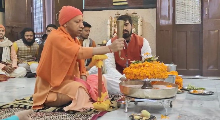 गोरखनाथ मंदिर मे सी एम योगी ने किया रुद्राभिषेक