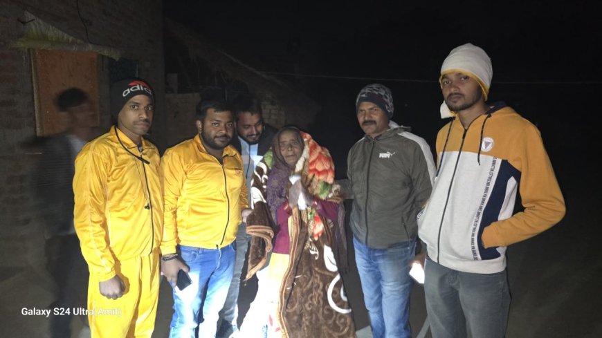 गायत्री परिवार द्वारा जारी है रोजाना जरूरतमंदों को स्वेटर व गर्म कंबल