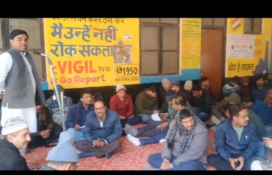 देवरिया में लेखपाल संघ का कार्य बहिष्कार धरने पर बैठे जनपद के लेखपाल