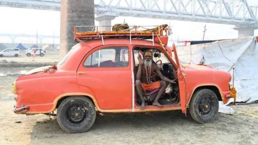 52 साल पुरानी एंबेसडर से महाकुंभ पहुंचे एंबेसडर बाबा