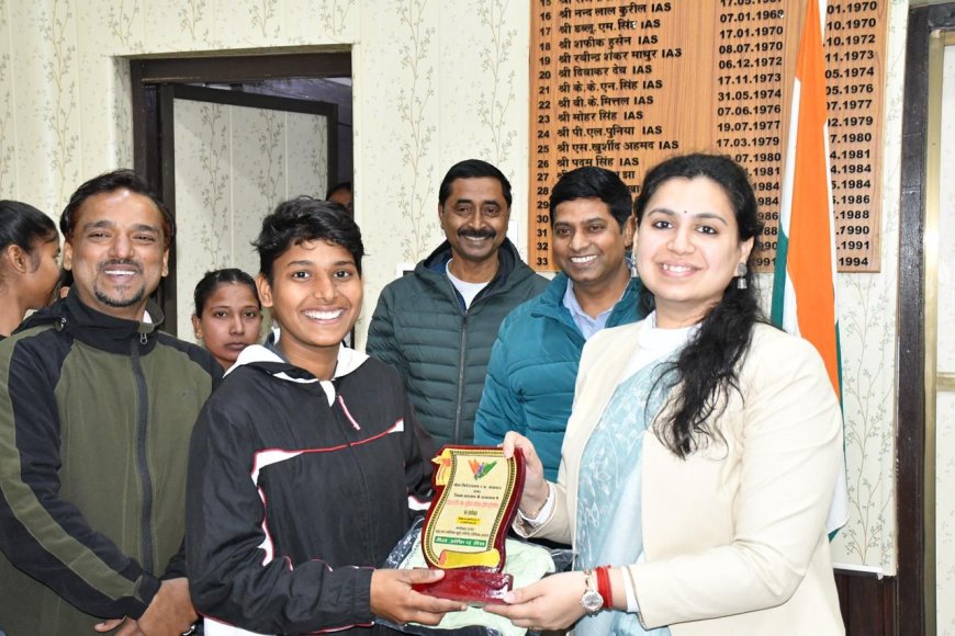 राज्य स्तरीय हॉकी प्रतियोगिता के पदक विजेता खिलाड़ियों को जिलाधिकारी ने किया सम्मानित