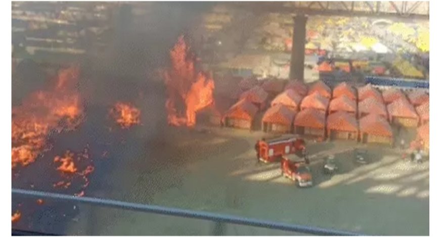 कुंभ नगर ! शास्त्री ब्रिज के नीचे पंडाल में लगी आग जिससे सैंकड़ों फीट ऊपर उठ रहा काला धुआं