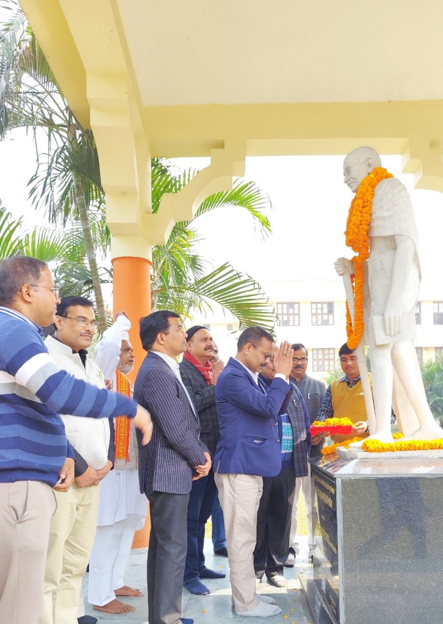 पूर्वांचल विश्वविद्यालय में महात्मा गाँधी की पुण्यतिथि पर किया गया नमन