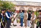 लद्दाख के तीरंदाजों को देवरिया की डीएम दिव्या मित्तल ने सौंपे आधुनिक धनुष