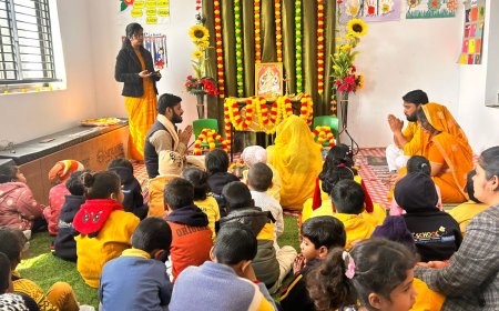 ग्लोबल मार्क स्कूल एवं दी आई स्कूल में वैदिक मंत्र उच्चारण के साथ मां सरस्वती की हुई पूजा अर्चना