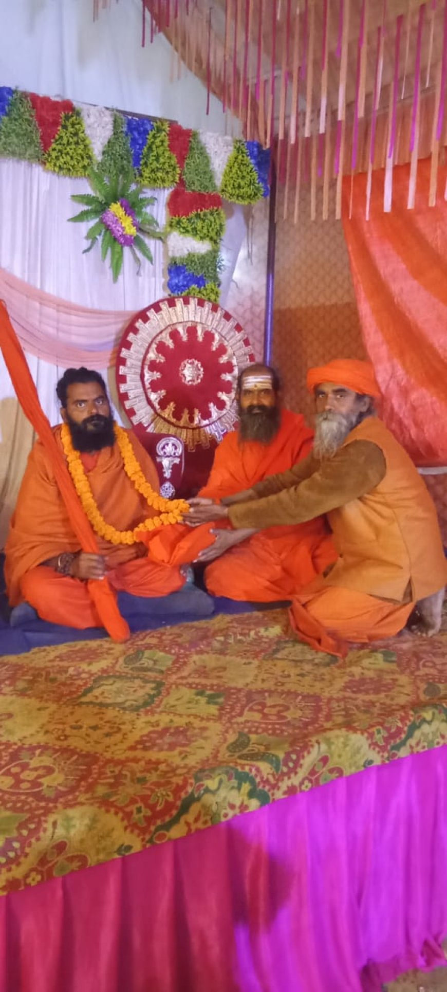 पूर्वांचल विश्वविद्यालय जौनपुर के पूर्व छात्र बने संन्यासी, कुंभ में दे रहे उपदेश