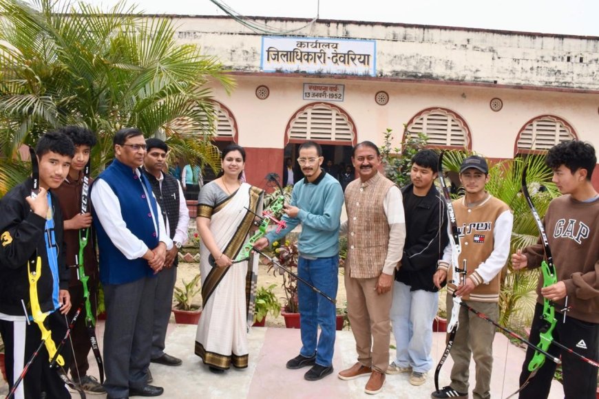 लद्दाख के तीरंदाजों को देवरिया की डीएम दिव्या मित्तल ने सौंपे आधुनिक धनुष
