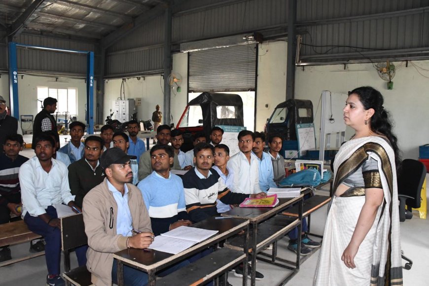 जिलाधिकारी ने राजकीय आईटीआई देवरिया में ट्रेनिंग सेंटर का किया निरीक्षण