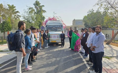 प्रतिभागियों को हरी झंडी दिखा कुलपति ने किया रवाना