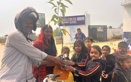ग्लोबल मार्क स्कूल के स्थापना दिवस पर राहगीरों में बाटे गए पौधे, इस नेक पहल की सभी ने कि सराहना