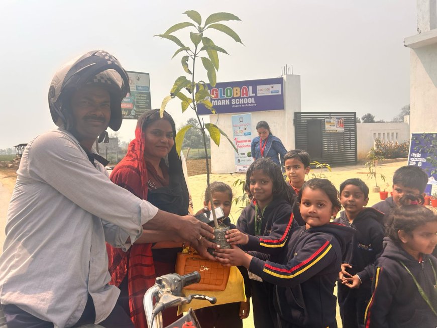 ग्लोबल मार्क स्कूल के स्थापना दिवस पर राहगीरों में बाटे गए पौधे, इस नेक पहल की सभी ने कि सराहना