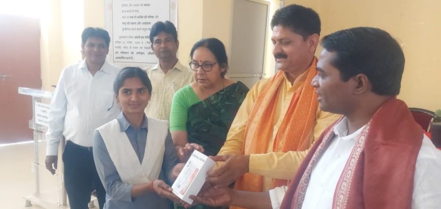 स्मार्ट फोन पाकर खिल उठे चेहरे, अंतिम वर्ष की छात्राओं में वितरित हुआ स्मार्ट फोन