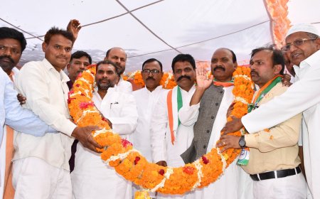 कांग्रेस पार्टी के नवनियुक्त पदाधिकारी विजय शेखर मल्ल 'रोशन' एवं मिर्जा खुर्शीद अहमद के देवरिया आगमन पर गाजे बाजे के साथ हुआ स्वागत