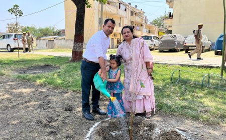 रामनवमी के अवसर पुलिस अधीक्षक देवरिया एवं वामा सारथी की अध्यक्षा द्वारा पुलिस लाइन किया पौधारोपण