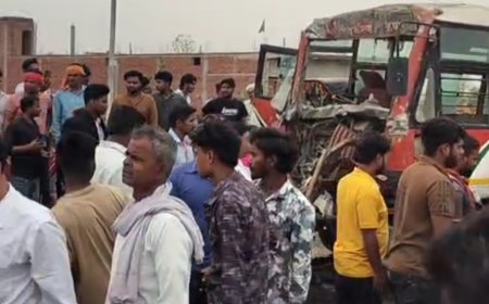 बस और टैंकर में टक्कर से 31 घायल, मची अफरा-तफरी