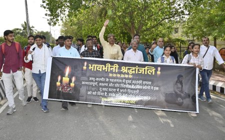 आतंकी हमले के मृतकों को पूर्वांचल विश्वविद्यालय में दी गई श्रद्धांजलि