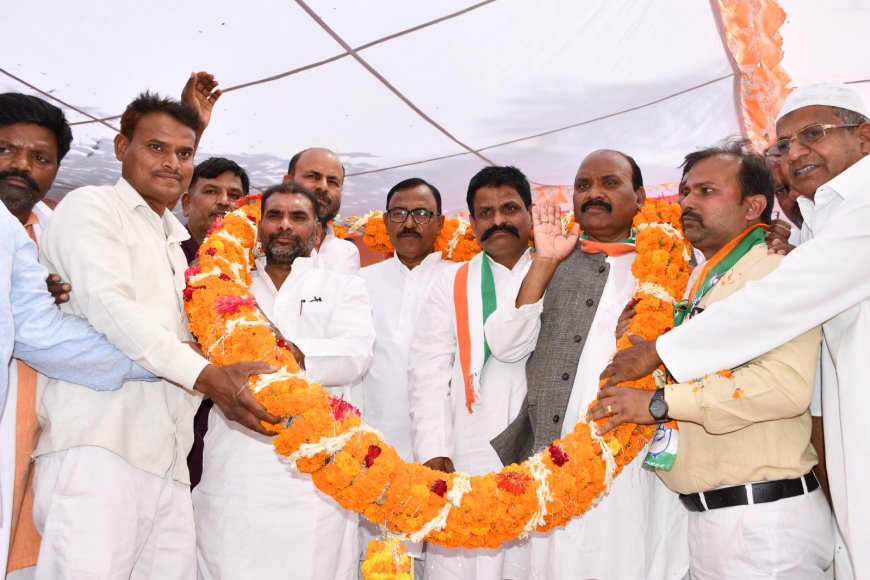 कांग्रेस पार्टी के नवनियुक्त पदाधिकारी विजय शेखर मल्ल 'रोशन' एवं मिर्जा खुर्शीद अहमद के देवरिया आगमन पर गाजे बाजे के साथ हुआ स्वागत