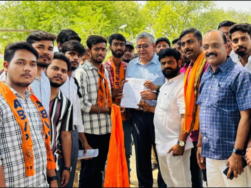 कुलपति के आश्वासन पर चौथे दिन छात्रों का अनिश्चितकालीन धरना हुआ समाप्त