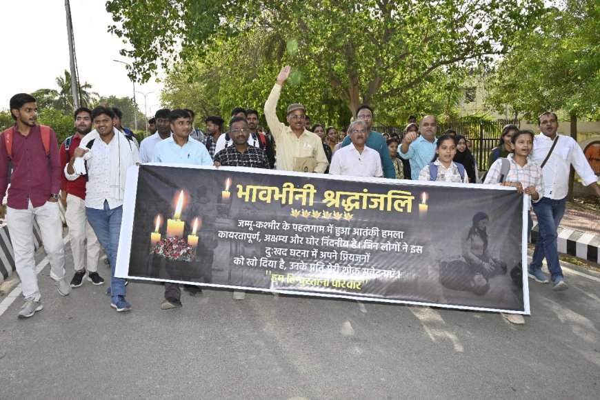 आतंकी हमले के मृतकों को पूर्वांचल विश्वविद्यालय में दी गई श्रद्धांजलि