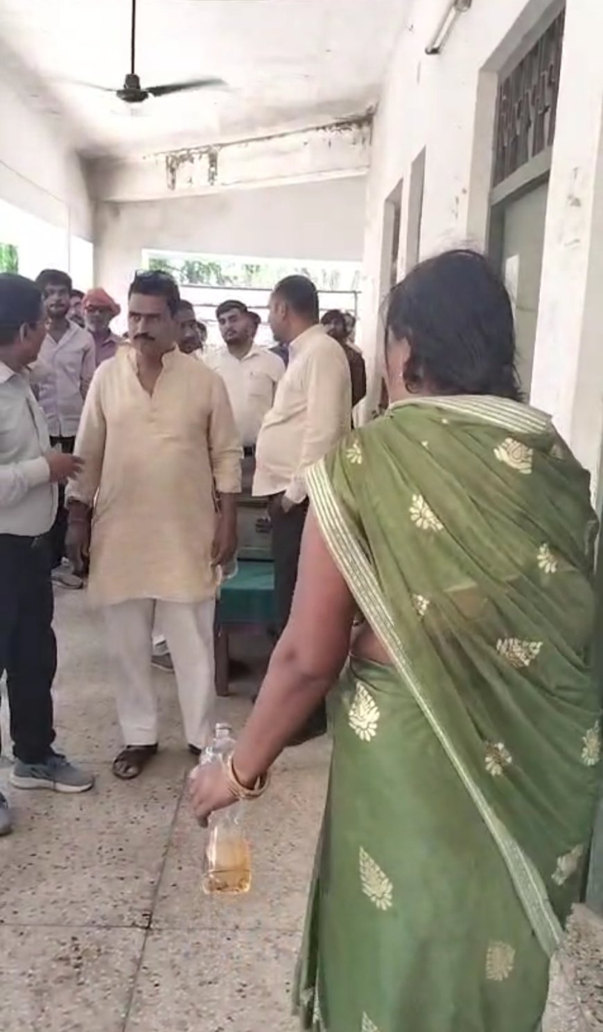 रुद्रपुर तहसील परिसर में महिला ने पेट्रोल गिराकर आत्मदाह करने का किया प्रयास 