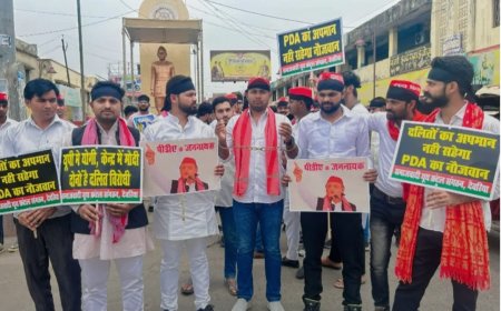 सपा कार्यकर्ताओं ने हाथों में हथकड़ी और काली पट्टियां बांधकर किया विरोध प्रदर्शन