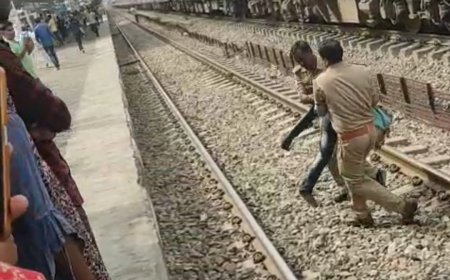 ट्रेन के आगे कूद कर दी जान