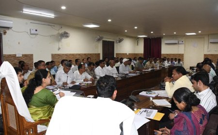 सीएम डैशबोर्ड की समीक्षा बैठक में अधिकारियों को सख्त निर्देश