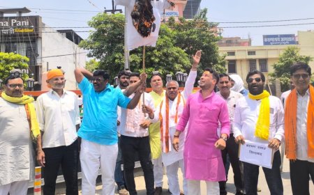 ब्राह्मण समाज ने कलेक्ट्रेट के सामने प्रदर्शन कर फूंका अखिलेश का प्रतिकात्मक पुतला