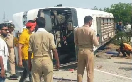 हाइवे पर बस पलटी, चार यात्रियों की मौत, एक दर्जन से ज्यादा घायल