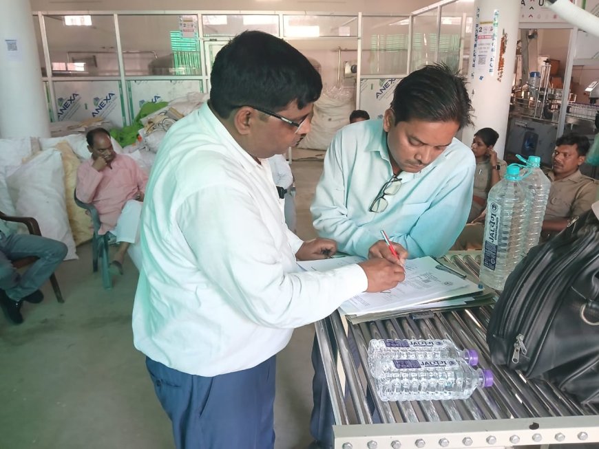 DEORIA : भाटपार रानी में अवैध पैकेज्ड ड्रिंकिंग वाटर इकाई पर छापेमारी