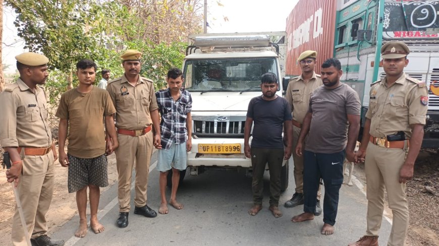 पुलिस ने एक पिकप वाहन से 14 गोवंशीय पशुओं के साथ 04 अन्तर्राज्यीय तस्करों को किया गिरफ्तार