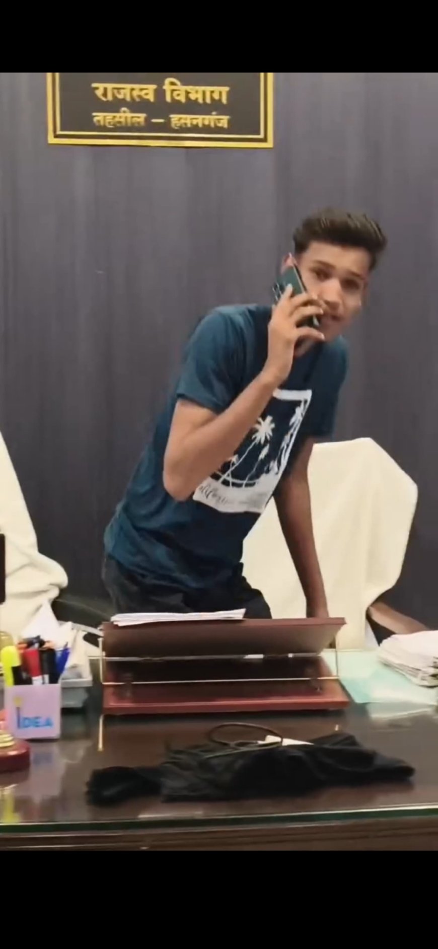 एस डी एम की कुर्सी पर बैठ युवक ने बनाई इंस्टाग्राम रील, वीडियो वायरल, जांच के आदेश