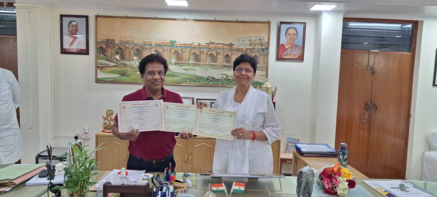 डॉ. आलोक गुप्ता को भूटान में मिला 'बेस्ट अकादेमी अवार्ड'