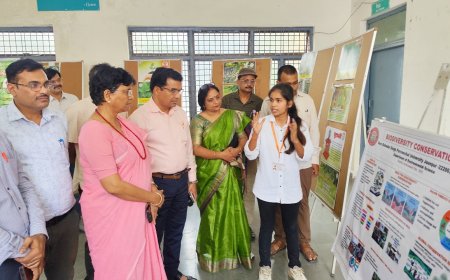 अराइज एंड अवेक के सहयोग से लगी पोस्टर प्रदर्शनी