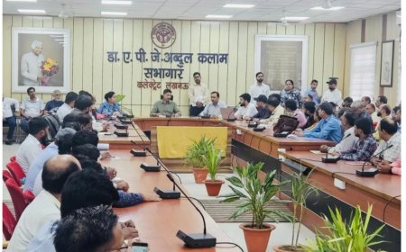 टैबलेट स्मार्टफोन वितरण में देरी डीएम ने जताई नाराजगी, लगाई कड़ी फटकार